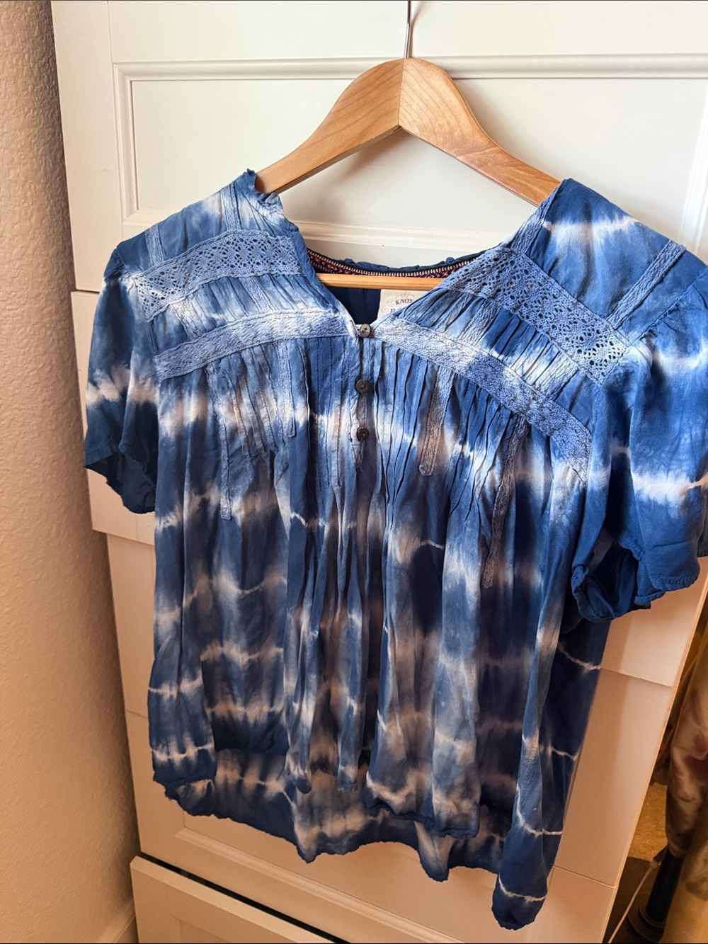 Knox Rose Blue & White Tie-Dye Short Sleeve Blouse